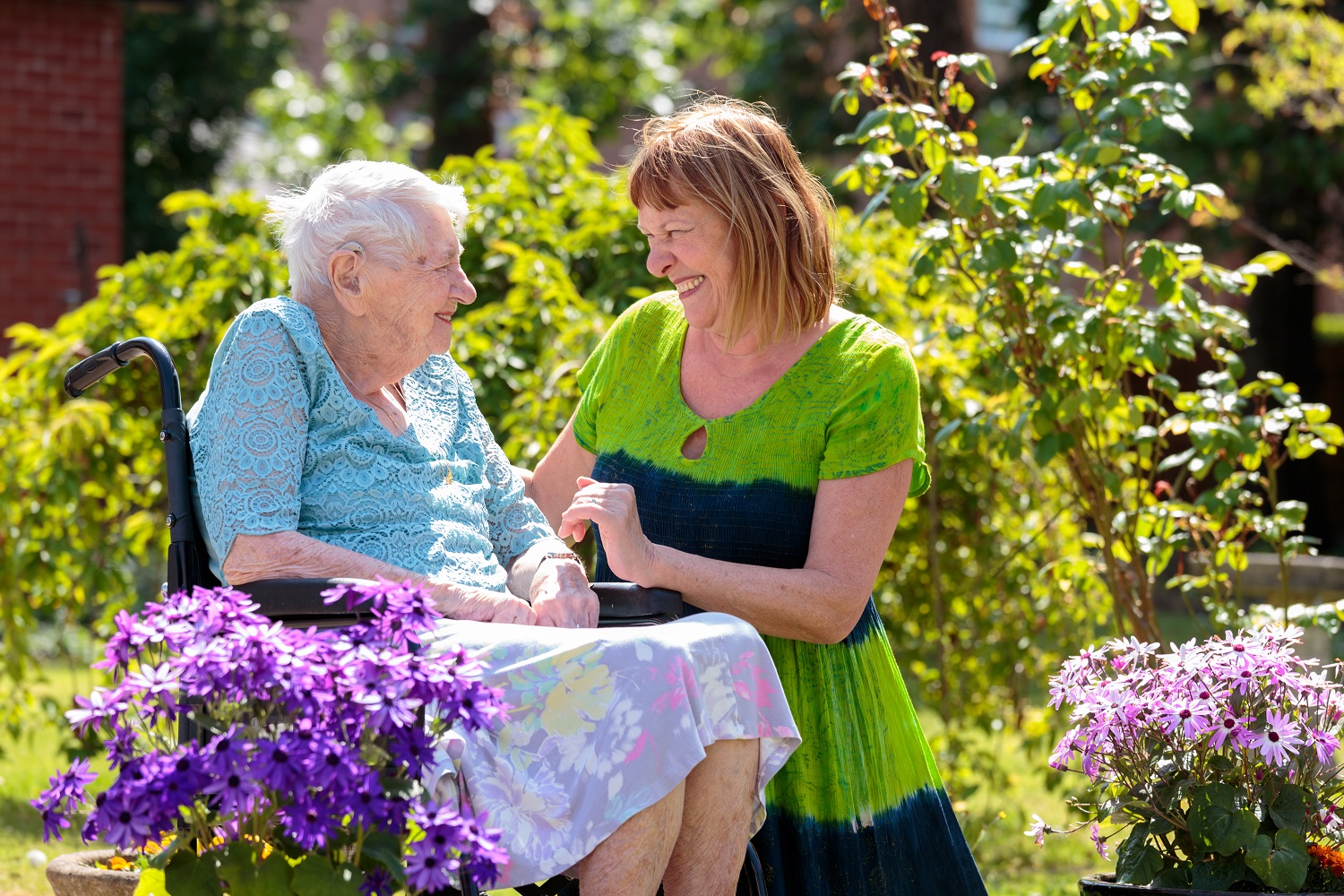 daughter caring for elderly mother